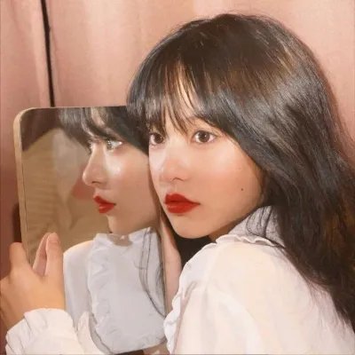 她背后的那双手